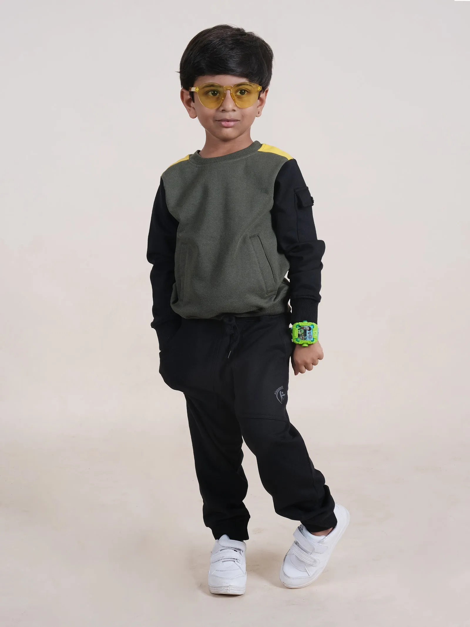 Boys Fleece Full Sleeves Cut And Sew Detailed Sweatshirt With Jogger