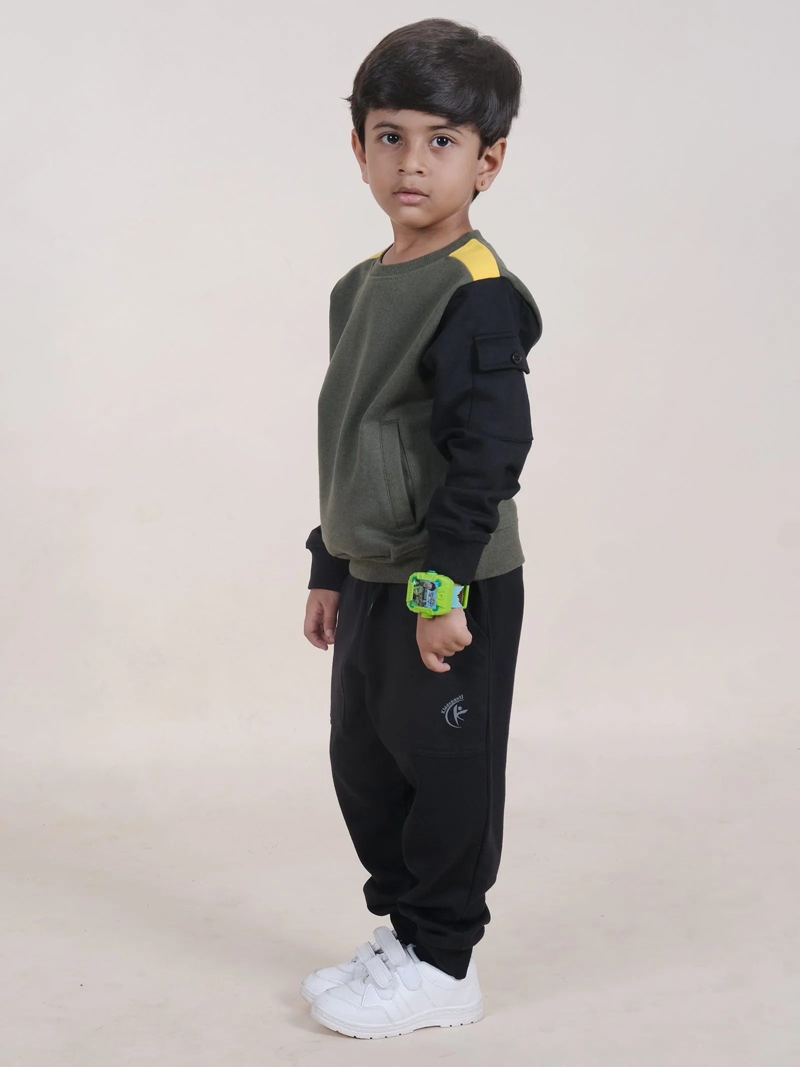 Boys Fleece Full Sleeves Cut And Sew Detailed Sweatshirt With Jogger